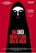 Una chica vuelve a casa sola de noche