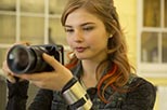 Foto Stefanie Scott en Jem y los Hologramas